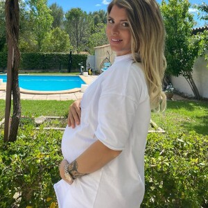 Emilie Fiorelli enceinte et souriante sur Instagram, le 3 mai 2020