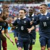 Karim Benzema après son but avec Patrice Evra, Mathieu Valbuena et Antoine Griezmann lors du match de l'équipe de France contre l'équipe du Honduras au stade Beira-Rio à Porto Alegre, le 15 juin 2014 pour le premier match de l'équipe de France (groupe E) à la coupe du monde de football de la FIFA.