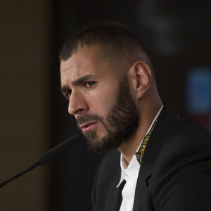 Karim Benzema annonce, lors d'une conférence de presse au stade Santiago Bernabeu, la prolongation de son contrat au club Real Madrid. Le 21 septembre 2017