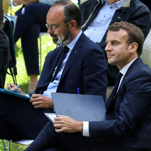 Le président français Emmanuel Macron accompagné du premier ministre Edouard Philippe prononce un discours lors d'une réunion avec les membres de la Convention des citoyens sur le climat (CCC) pour discuter des propositions environnementales au Palais de l'Elysée à Paris, France, 29 juin 2020. © Stéphane Lemouton / Bestimage