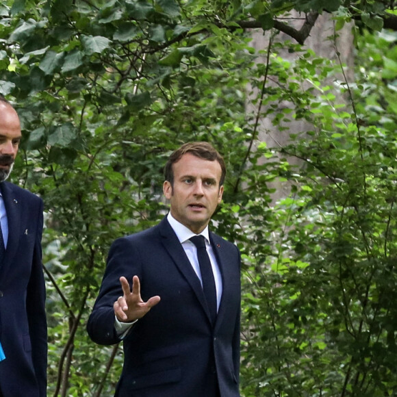Le président français Emmanuel Macron accompagné du premier ministre Edouard Philippe prononce un discours lors d'une réunion avec les membres de la Convention des citoyens sur le climat (CCC) pour discuter des propositions environnementales au Palais de l'Elysée à Paris, France, 29 juin 2020. © Stéphane Lemouton / Bestimage
