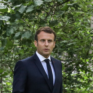 Le président français Emmanuel Macron accompagné du premier ministre Edouard Philippe prononce un discours lors d'une réunion avec les membres de la Convention des citoyens sur le climat (CCC) pour discuter des propositions environnementales au Palais de l'Elysée à Paris, France, 29 juin 2020. © Stéphane Lemouton / Bestimage