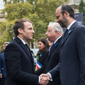 Le président Emmanuel Macron, Gérard Larcher, président du Sénat, le premier ministre Edouard Philippe - Dépot de gerbe par le Président de la République devant la statue Clemenceau à Paris à l'occasion de la commémoration de l'armistice du 11 novembre 1918 le 11 novembre 2017. © Eliot Blondet / Pool / Bestimage