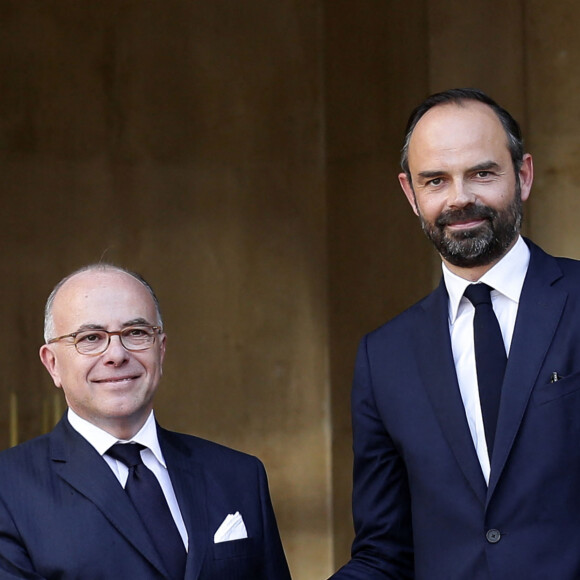 Le premier ministre sortant, Bernard Cazeneuve et le premier ministre entrant, Edouard Philippe lors de la passation de pouvoir à Matignon, Paris, le 15 mai 2017. © Stéphane Lemouton / Bestimage