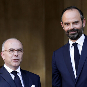 Le premier ministre sortant, Bernard Cazeneuve et le premier ministre entrant, Edouard Philippe lors de la passation de pouvoir à Matignon, Paris, le 15 mai 2017. © Stéphane Lemouton / Bestimage