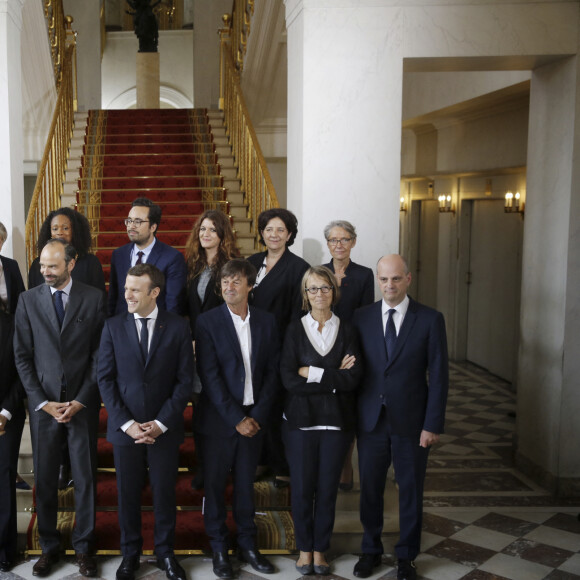 Photo de famille au palais de l'Elysee du nouveau Gouvernement E. Philippe. Emmanuel Macron, President de la Republique, Edouard Philippe, Premier Ministre, entoures des ministres du Gouvernement issus de la societe civile: Muriel Penicaud, Ministre du Travail, Agnes Buzyn, Ministre des Solidarites et de la Sante, Sophie Cluzel, Secretaire d'Etat, en charge des personnes handicapees, Laura Flessel, Ministre des Sports, Mounir Mahjoubi, Secretaire d'Etat en charge du numerique Marlene Schiappa, Secretaire d'Etat, en charge de l'Egalite entre les femmes et les hommes, Frederique Vidal, Ministre de l'Enseignement superieur, de la recherche et de l'innovation, Nicolas Hulot, Ministre d'Etat, ministre de la Transition ecologique et solidaire, Francoise Nyssen, Ministre de la Culture, Elisabeth Borne, Ministre, en charge des Transports et Jean Michel Blanquer, Ministre de l'Education nationale . Paris, le 18 mai 2017. © Denis Allard/Pool/Bestimage