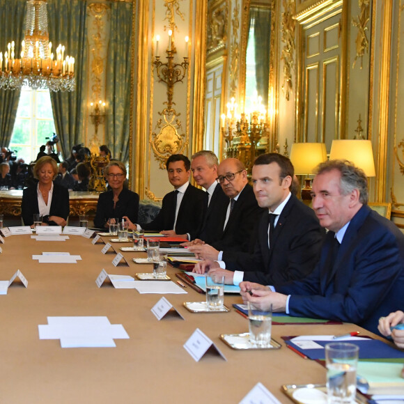 Edouard Philippe, Premier ministre, Sylvie Goulard, ministre des Armées, Jacques Mézard, ministre de l'Agriculture et de l'Alimentation, Laura Flessel, ministre des Sports, Marlène Schiappa, secrétaire d'Etat, chargée de l'Egalité des femmes et des hommes, Sophie Cluzel, secrétaire d'Etat, chargée des Personnes handicapées, Elisabeth Borne, ministre de la Transition Ecologique chargée des transports, Gérald Darmanin, ministre de l'Action et des Comptes Publics, Bruno Le Maire, ministre de l'Economie, Jean-Yves Le Drian, ministre de l'Europe et des Affaires Etrangères, Emmanuel Macron, président de la République Française, et François Bayrou, garde des Sceaux, lors du premier conseil des ministres du nouveau gouvernement. Paris, le 18 mai 2017. © Christian Liewig/Pool/Bestimage