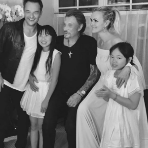 David Hallyday avec ses soeurs Jade et Joy, son père Johnny Hallyday et sa belle-mère Laeticia Hallyday sur une photo publiée sur Instagram en juin 2017.