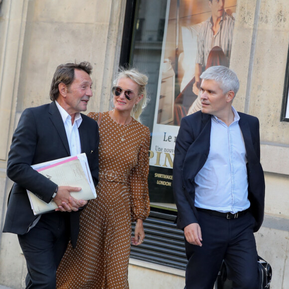 Maître Jacques Verrecchia (représente Jade et Joy), Laeticia Hallyday, maître Gilles Gauer, avocat, André Boudou, le père de Laeticia Hallyday - Laeticia.Hallyday sort du cabinet de ses nouveaux avocats avec son père et ils marchent avenue Montaigne à Paris le 18 septembre 2019.