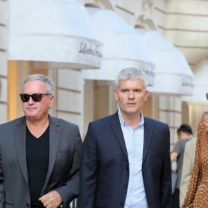 André Boudou, le père de Laeticia Hallyday, maître Gilles Gauer, avocat, Laeticia Hallyday, maître Jacques Verrecchia (représente Jade et Joy), Carl (chauffeur et garde du corps) - Laeticia.Hallyday sort du cabinet de ses nouveaux avocats avec son père et ils marchent avenue Montaigne à Paris le 18 septembre 2019.