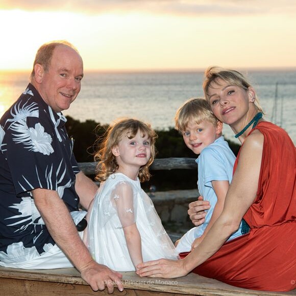 Le prince Albert de Monaco, son épouse Charlene et leurs deux enfants Jacques et Gabriella (5 ans), le 2 juillet 2020, jour des 9 ans de mariage du couple souverain.