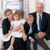 Le prince Albert de Monaco, son épouse Charlene et leurs deux enfants, Jacques et Gabriella, au palais princier de Monaco, le 23 juin 2020.