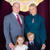 Le prince Albert de Monaco, son épouse Charlene et leurs enfants Jacques et Gabriella posent pour une nouvelle photo officielle au palais princier. Le 1er décembre 2019.