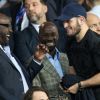 Khabib Nurmagomedov saluant Claude Makélélé dans les tribunes du Parc des Princes à Paris lors du match UEFA Ligue des Champions entre le Paris Saint-Germain et le Real Madrid le 18 septembre 2019. © Cyril Moreau/Bestimage