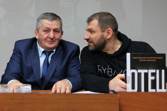 Abdulmanap Nurmagomedov, père de Khabib Nurmagomedov, avec Igor Rybakov le 3 février 2020 à Makhachkala lors de la présentation d'un ouvrage co-écrit par son fils et Rybakov.