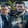 Khabib Nurmagomedov avec son père Abdulmanap Nurmagomedov lors d'une rencontre avec les supporters au Stade Anzhi Arena le 7 octobre 2018 à Kaspiysk.