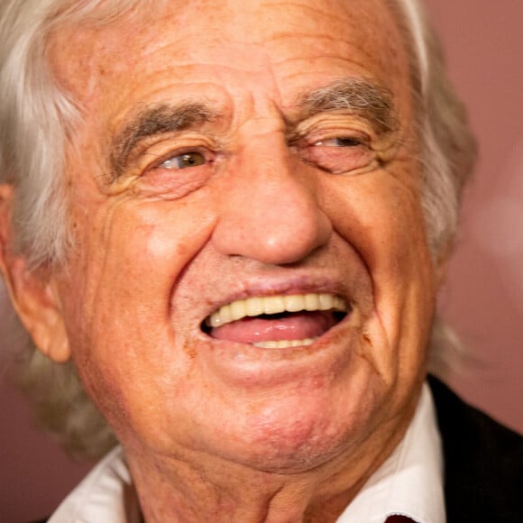 Jean-Paul Belmondo reçoit un Gant d'Or d'Honneur lors de la cérémonie des Gants d'Or à Bruxelles le 18 octobre 2019. De nombreux champions sont venu honorer l'acteur. Jean-Paul Belmondo reste souriant malgré une blessure à la jambe droite qui est plâtrée.