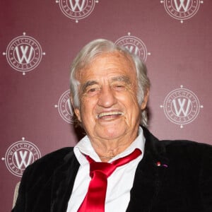 Jean-Paul Belmondo reçoit un Gant d'Or d'Honneur lors de la cérémonie des Gants d'Or à Bruxelles le 18 octobre 2019. De nombreux champions sont venu honorer l'acteur. Jean-Paul Belmondo reste souriant malgré une blessure à la jambe droite qui est plâtrée.