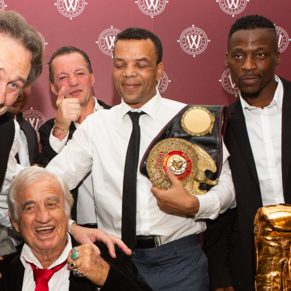 Jean-Pierre Coopman (ancien champion d'Europe des lourds qui a affronté Mohamed Ali en 1976) - Jean-Paul Belmondo reçoit un Gant d'Or d'Honneur lors de la cérémonie des Gants d'Or à Bruxelles le 18 octobre 2019. De nombreux champions sont venu honorer l'acteur. Jean-Paul Belmondo reste souriant malgré une blessure à la jambe droite qui est plâtrée.