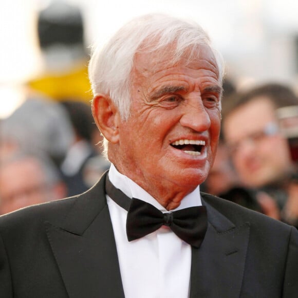 Jean-Paul Belmondo lors de la montée des marches du film "The Beaver" - 64e Festival de Cannes le 17 mai 2011.