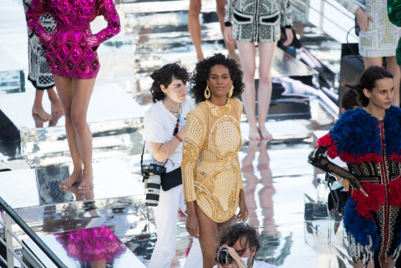 Cindy Bruna participe au défilé de mode "Balmain Sur Seine" de Balmain, sur la péniche "Sans Souci". Paris, le 5 juillet 2020.