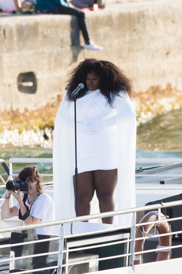 La chanteuse Yseult participe au défilé de mode "Balmain Sur Seine" de Balmain, sur la péniche "Sans Souci". Paris, le 5 juillet 2020.