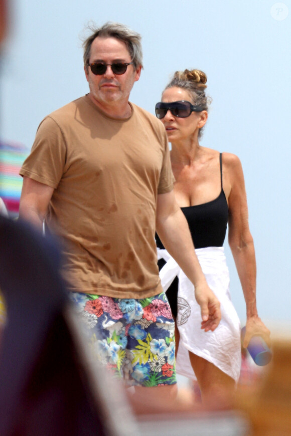 Exclusif - Sarah Jessica Parker et son mari Matthew Broderick profitent des joies de la plage dans les Hamptons, le 21 juin 2020, jour de la fête des Pères. Vêtue d'un maillot de bain noir, l'actrice de 55 ans a bouquiné le livre "The Margot Affair".