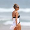 Exclusif - Sarah Jessica Parker et son mari Matthew Broderick profitent des joies de la plage dans les Hamptons, le 21 juin 2020, jour de la fête des Pères. Vêtue d'un maillot de bain noir, l'actrice de 55 ans a bouquiné le livre "The Margot Affair".