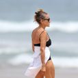 Exclusif - Sarah Jessica Parker et son mari Matthew Broderick profitent des joies de la plage dans les Hamptons, le 21 juin 2020, jour de la fête des Pères. Vêtue d'un maillot de bain noir, l'actrice de 55 ans a bouquiné le livre "The Margot Affair".