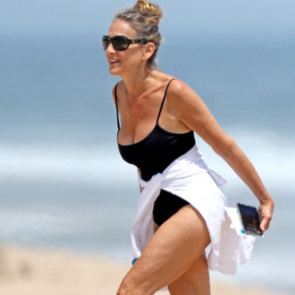 Exclusif - Sarah Jessica Parker et son mari Matthew Broderick profitent des joies de la plage dans les Hamptons, le 21 juin 2020, jour de la fête des Pères. Vêtue d'un maillot de bain noir, l'actrice de 55 ans a bouquiné le livre "The Margot Affair".