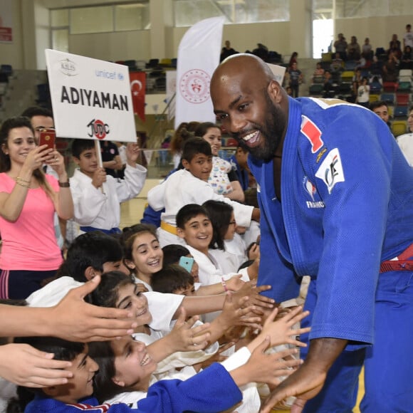 L'ambassadeur de l'Unicef, le judoka Teddy Riner salue les participants à la compétition de judo à Kilis, Turquie, le 22 juin 2019. © UNICEF via Bestimage