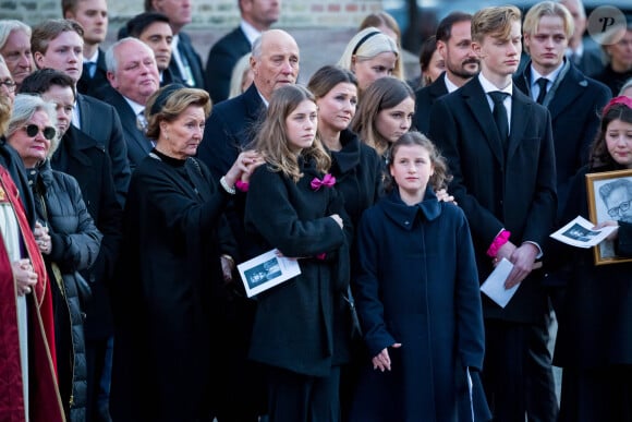 La reine Sonja, le roi Harald, la princesse Martha Louise, ses filles Leah Isadoria et Emma Tallulah, la princesse Ingrid Alexandra aux funérailles d'Ari Behn à Oslo, le 3 janvier 2020.