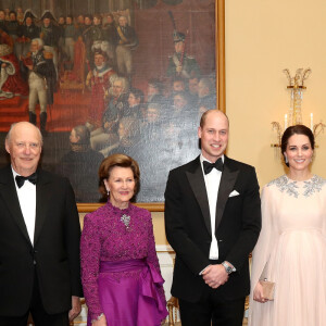 La princesse Martha Louise de Norvège, Le roi Harald V de Norvège, La reine Sonja de Norvège, Le prince William, duc de Cambridge, Catherine Kate Middleton (enceinte), duchesse de Cambridge, Le prince Haakon de Norvège, La princesse Mette-Marit de Norvège, la princesse Astrid de Norvège lors du dîner au palais royal à Oslo le 1er février 2018.