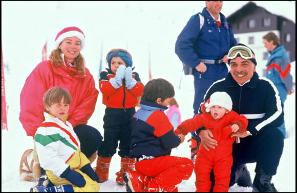 Le roi Hussein de Jordanie, la reine Noor, leurs enfants Iman, Raiyah, Hashum et Hamzah à Gstaad en 1987.