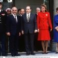 Le roi Hussein et la reine Noor de Jordanie en visite à Paris, au palais de l'Elysée avec François Mitterand et Danielle Mitterand, en 1988.
