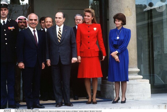 Le roi Hussein et la reine Noor de Jordanie en visite à Paris, au palais de l'Elysée avec François Mitterand et Danielle Mitterand, en 1988.