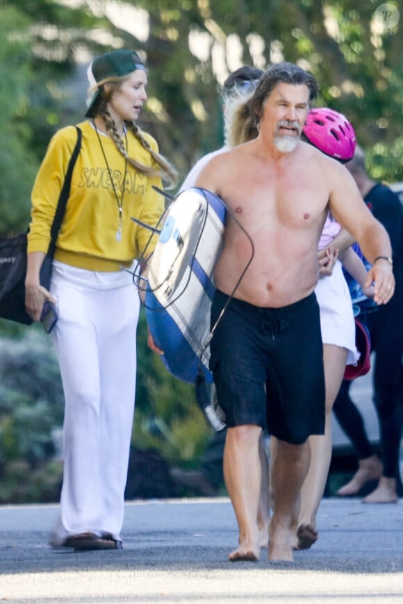 Exclusif - Josh Brolin et sa femme Kathryn Boyd célèbrent en famille le 4 juillet 2020 à la plage de Malibu.
