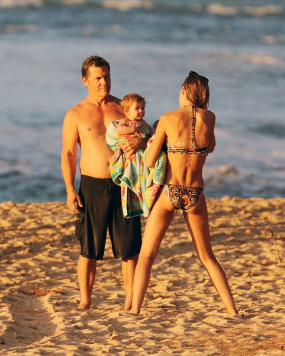 Exclusif - Josh Brolin, sa femme Kathryn Boyd et leur fille Westlyn Reign Brolin sont en vacances à la plage à Honolulu, Hawaii, le 27 octobre 2019.