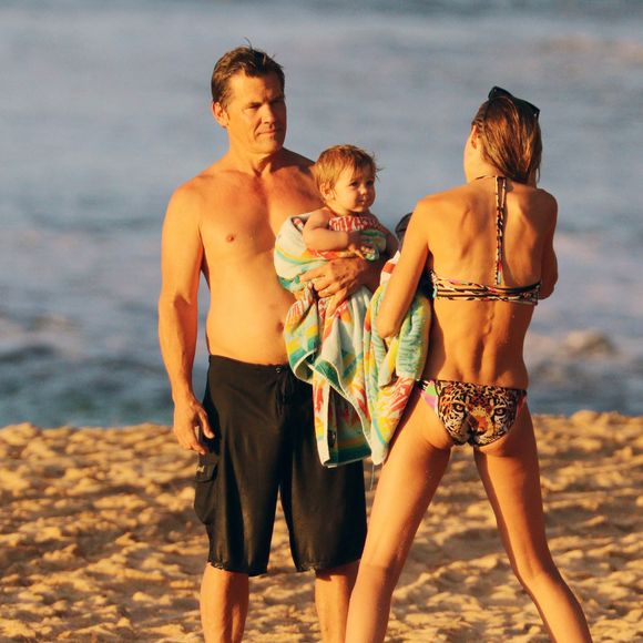 Exclusif - Josh Brolin, sa femme Kathryn Boyd et leur fille Westlyn Reign Brolin sont en vacances à la plage à Honolulu, Hawaii, le 27 octobre 2019.