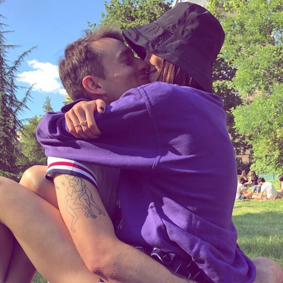 Alexandra Rosenfeld et Hugo Clément très amoureux pour retrouver des amis dans un parc de Paris le 31 mai 2020, dont Martin Weill.