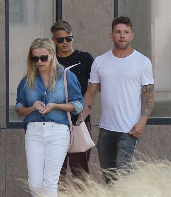 Exclusif - Reese Witherspoon se promène avec son ex-mari Ryan Philippe et leur fils Deacon à Los Angeles le 19 juillet 2018.