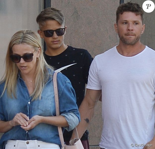 Exclusif - Reese Witherspoon se promène avec son ex-mari Ryan Philippe et leur fils Deacon à Los Angeles le 19 juillet 2018.
