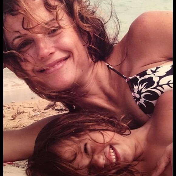 Ella et sa maman Kelly Preston. Souvenir partagé sur Instagram le 11 mai 2020.