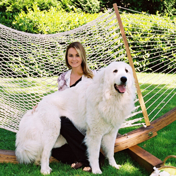 Laeticia Hallyday et ses chiens à Marnes-la-Coquette en 2001.