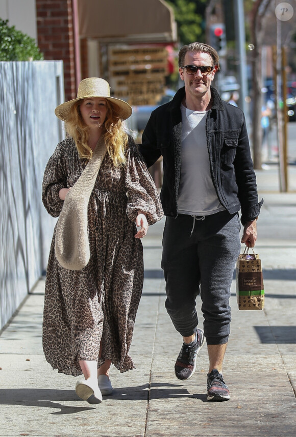 Exclusif - James Van Der Beek et sa femme Kimberly Brook sont allés acheter un café à emporter après avoir déjeuné dans le quartier de Beverly Hills à Los Angeles, le 26 février 2020.