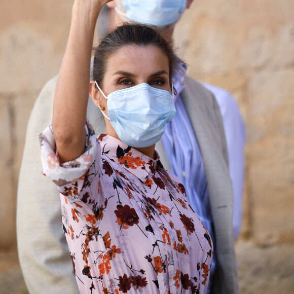 Le roi Felipe VI et la reine Letizia d'Espagne en visite le 15 juillet 2020 dans le village de Vinuesa dans la province de Soria en Espagne, à l'occasion de leur tournée dans le pays de l'après déconfinement, suite à l'épidémie de Coronavirus (COVID-19).