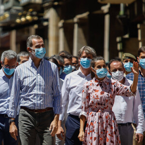 Le roi Felipe VI et la reine Letizia d'Espagne en visite le 15 juillet 2020 dans le village de Vinuesa dans la province de Soria en Espagne, à l'occasion de leur tournée dans le pays de l'après déconfinement, suite à l'épidémie de Coronavirus (COVID-19).