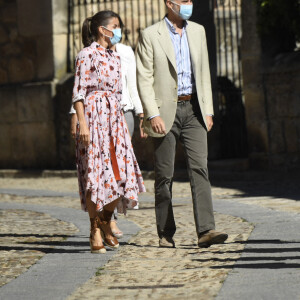Le roi Felipe VI et la reine Letizia d'Espagne en visite le 15 juillet 2020 dans le village de Vinuesa dans la province de Soria en Espagne, à l'occasion de leur tournée dans le pays de l'après déconfinement, suite à l'épidémie de Coronavirus (COVID-19).