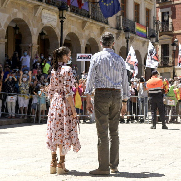 Le roi Felipe VI et la reine Letizia d'Espagne en visite le 15 juillet 2020 dans le village de Vinuesa dans la province de Soria en Espagne, à l'occasion de leur tournée dans le pays de l'après déconfinement, suite à l'épidémie de Coronavirus (COVID-19).