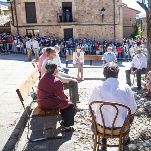Le roi Felipe VI et la reine Letizia d'Espagne en visite le 15 juillet 2020 dans le village de Vinuesa dans la province de Soria en Espagne, à l'occasion de leur tournée dans le pays de l'après déconfinement, suite à l'épidémie de Coronavirus (COVID-19).